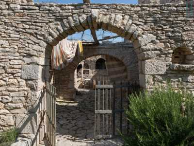 ...accediamo al cortile diviso in due da un�ampia arcata. Siamo nella zona cucina-salotto dove Tonino amava organizzare le cene con gli amici